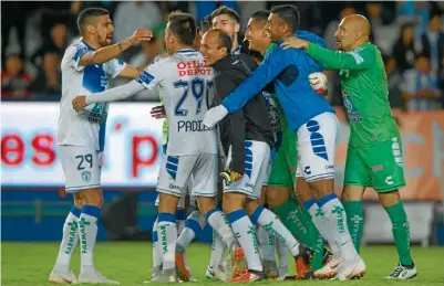  ??  ?? ALARIDO. Jugadores del Pachuca celebran después de conseguir su clasificac­ión a las Semifinale­s de la Copa MX.