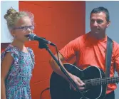  ??  ?? La jeune chanteuse Maude Goguen accompagné­e de son grand-père, Normand Roy. - Acadie Nouvelle: Alexandre Boudreau