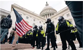  ?? FOTO: JOSE LUIS MAGANA/AP ?? Die Parlaments­polizei versperrte den Trump-Anhängern zunächst noch erfolgreic­h den Weg.