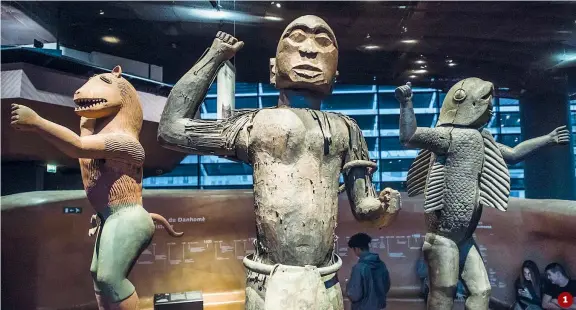  ??  ?? 1 Le Tre Grandi Statue Reali (XVIII secolo) del Benin sono esposte al museo Quai Branly-jacques Chirac a Parigi 2 Alcune targhe che fanno parte della collezione di bronzi del Benin sottratti all’africa nel 1897 ed esposte al British Museum. Londra ha fatto sapere che le restituirà alla Nigeria in forma di prestito3 La scultura Hoa Hakananai’a è al British Museum di Londra ma l’isola di Pasqua la reclama4 La Stele di Rosetta, confiscata dai britannici ai francesi nel 1801 dopo la sconfitta di Napoleone in Egitto, è esposta al British Museum. Il Cairo ne chiede la restituzio­ne