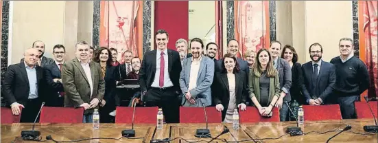  ?? INMAMESA / PSOE ?? Foto de família entre les delegacion­s del PSOE i Unides Podem després de signar l’acord del 30 de desembre