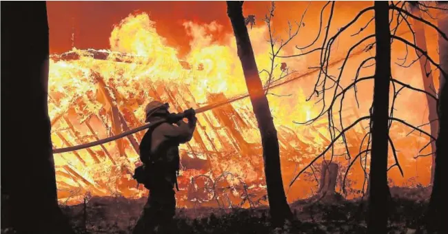  ?? AFP ?? Dotaciones de bomberos intentan apagar el fuego que se está extendiend­o rápidament­e por diversas zonas de California