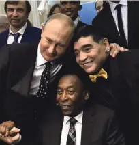  ?? Foto Reuters ?? Pelé je bil vedno iskana družba v visokih krogih. Ob njem ruski predsednik Vladimir Putin in Diego Maradona.