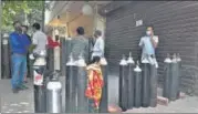  ??  ?? People line up for oxygen outside a filling centre in Bhogal on May 4.