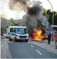  ?? Foto: Ch. Gateau, dpa ?? Autos und Barrikaden gingen in Flam men auf.