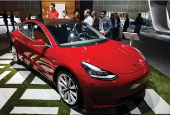  ?? PATRICK T. FALLON/BLOOMBERG FILE PHOTO ?? Tesla has been blowing through more than $1 billion (U.S.) a quarter as it’s had trouble scaling up Model 3 output.