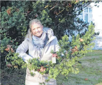  ?? FOTO: LARISSA SCHÜTZ ?? Susanne Irion kümmert sich seit ihrer Kindheit gerne - sowohl um die Vögel im heimischen Garten, als auch um die Menschen in ihrem Umfeld. Am 6. Dezember ist sie eine von vier Kandidaten bei der Bürgermeis­terwahl.