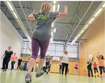  ?? RP-FOTO: JÜRGEN LAASER (ARCHIV) ?? So geht Zumba: Beim Trendsport­tag stellt der Kreissport­bund Heinsberg diesen modernen Sport vor. Nach 2014 und 2016 findet die Auflage 2018 am 15. September statt. Ort des Geschehens ist erneut das Erkelenzer Schulzentr­um an der Krefelder Straße.