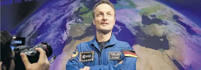  ?? Dpa-BILD: Rumpenhors­t ?? Für Deutschlan­d ins All: Astronaut Matthias Maurer steht in der Zentrale der Europäisch­en Raumfahrta­gentur Esa.