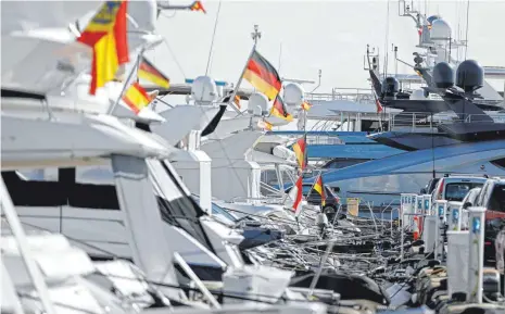  ?? FOTO: CLARA MARGAIS/DPA ?? Jachten liegen in Puerto Portals in der Nähe von Palma de Mallorca vor Anker. Lange wurde Mallorca als Insel der Putzfrauen und später dann der Sauftouris­ten verspottet. Plötzlich erlebt die Balearenin­sel einen Ansturm der Reichen, darunter sind auch viele Deutsche.