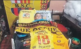  ??  ?? El niño es hincha de Barcelona, y aunque le gusta el fútbol, ya no puede jugar.