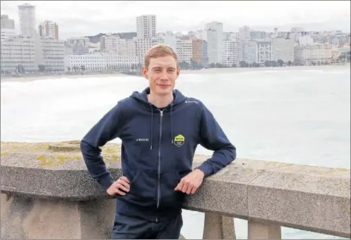  ?? ?? Jonas Vingegaard posa en A Coruña, junto a la playa de Riazor, esta semana durante la disputa de O Gran Camiño.