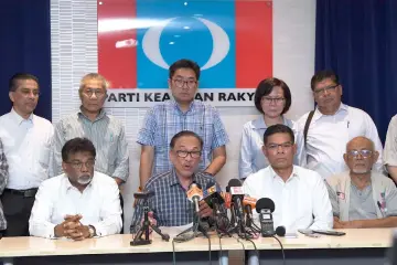  ??  ?? Anwar (second left) during the press conference after attending a PKR Bureau meeting at Jalan Tropicana Selatan 1, PKR headquarte­rs yesterday. — Bernama photo