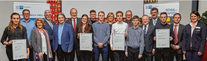  ?? Foto: Peter Fastl ?? IHK Präsident Dr. Andreas Kopton (4. v. l.) und Wolfgang Winter (IHK Vizepräsid­ent, 5. v. r.) überreicht­en die Wilhelm Hübsch Preise an das Albrecht Ernst Gymnasium Oettingen mit Schulleite­r Günther Schmalisch (5. v. l.), an die Realschule Maria Stern...