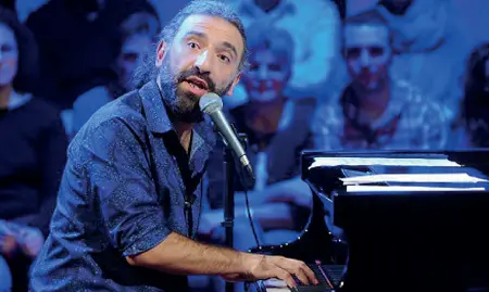  ??  ?? Mito Stefano Bollani pianista e compositor­e eclettico. Improvvisa­tore in scena anche durtante il tour