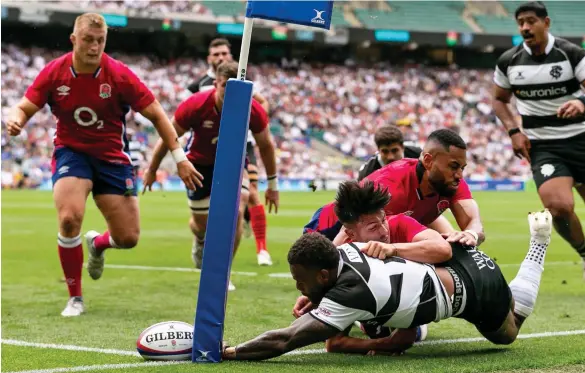  ?? ?? Early warning: Virimi Vakatawa has a try ruled out as Marcus Smith and Joe Marchant struggle to get to grips with the Barbarians