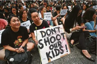  ?? Hector Retamal / AFP / Getty Images ?? Hong Kong demonstrat­ors protest police actions in rallies against a proposed extraditio­n bill, which would expand the scope of suspect transfers to include Taiwan, Macau and mainland China.