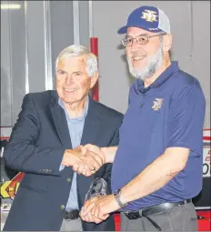  ?? MATT LITTLE ?? Mitch Bonner, right, owner of the Yarmouth Mariners, was awarded the Moe Bent Builders Award by Cecil Taylor, vice-president of the MHL executive.