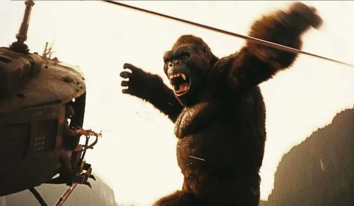  ??  ?? Kong swats off choppers as if they’re flies.
Photos: — Warner Bros