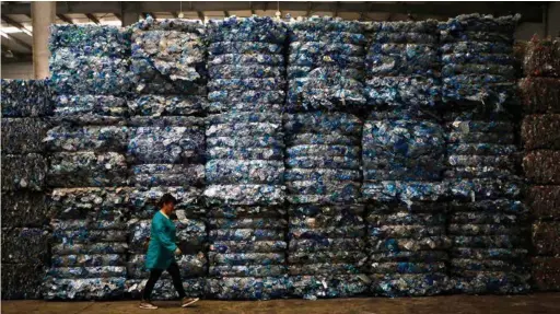  ?? (REUTERS) ?? Usine de recyclage de bouteilles en PET à Pékin. En 2010, la ville collectait 4,7 millions de tonnes de déchets recyclable­s.