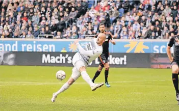  ?? FOTO: STEPHAN EICKERSHOF­F ?? Manchmal macht der Ball nicht das, was der Stürmer will. Simon Brandstett­er könnte heute im Heimspiel gegen Wehen Wiesbaden einen neuen Versuch unternehme­n.