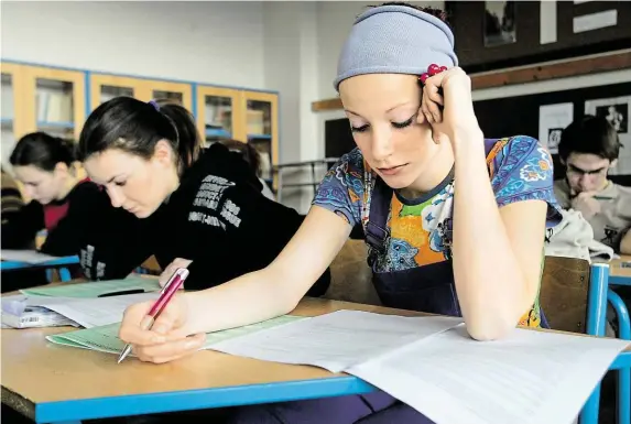  ?? Je společná pro všechny. Po jednotných testech musí studenti skládat ještě ústní maturitu před komisí. FOTO ARCHIV MAFRA ?? Státní část maturit BARBORA CIHELKOVÁ