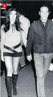  ??  ?? 5) Patrizia De Blanck in minigonna e stivali di camoscio con Giuseppe Drommi, console di Panama, sposato in seconde nozze nel 1971.