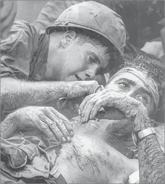  ?? ?? ▲ Un marino herido en la guerra de Vietnam espera para ser trasladado. Foto Ap, tomada del libro Un siglo de guerras, de editorial Océano