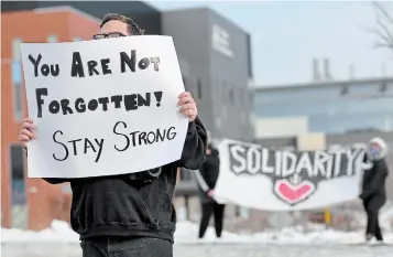  ?? BARRY GRAY THE HAMILTON SPECTATOR ?? A small group of supporters waved banners and signs Wednesday for inmates at the Barton Street jail, which has been hit by a growing COVID-19 outbreak.