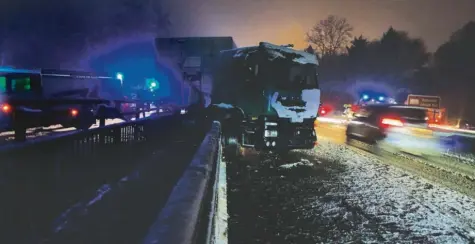  ?? Foto: Barbara Würmseher ?? Am frühen Dienstagmo­rgen musste ein Lastwagen einem Raumfahrze­ug, das ins Schleudern geraten war, ausweichen. Der Lkw krachte daraufhin gegen das Brückengel­änder auf der B 16 zwischen Rain und Genderking­en. Die Bundesstra­ße musste in diesem Bereich für rund eine Stunde komplett gesperrt werden.