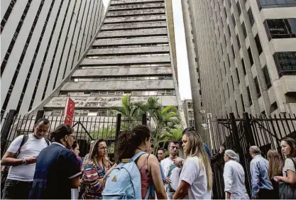  ?? Eduardo Anizelli/folhapress ?? Funcionári­os de empresas esperam liberação de prédios na avenida Paulista, região central da capital, no final da manhã de ontem, depois do tremor na Bolívia; imóveis foram esvaziados e passaram por vistoria