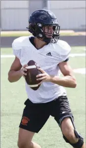  ??  ?? Batesville junior quarterbac­k Jay Storlie looks for an open receiver during a recent practice.