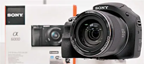  ??  ?? Nuevas opciones. Las nuevas cámaras fotográfic­as de Sony, que podrá encontrar en las tiendas y kioscos RAF, son de las líneas Sony Alpha y Sony Cyber-shot.