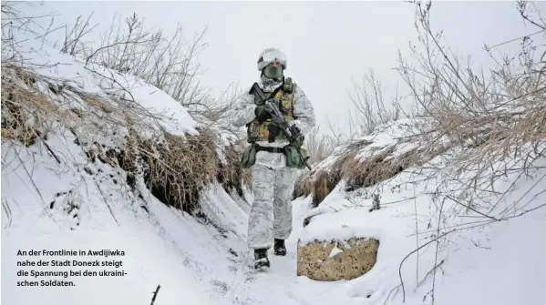  ?? ?? An der Frontlinie in Awdijiwka nahe der Stadt Donezk steigt die Spannung bei den ukrainisch­en Soldaten.