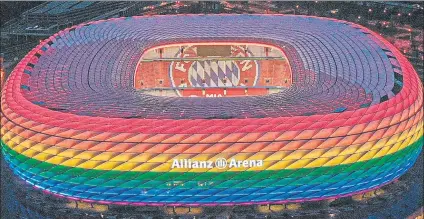  ??  ?? La imagen que no veremos El Allianz Arena se iluminó de arcoíris con motivo del Día del Orgullo hace unos meses y la UEFA no dejó repetir la foto