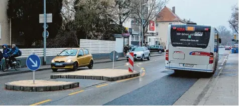  ?? Foto: Berthold Veh ?? Jetzt rollt der Verkehr wieder normal auf der alten B 16 in Dillingen. Die Donau Stadtwerke Dillingen Lauingen waren mit der Erneuerung der Wasserleit­ung wieder einmal im Zeitplan.