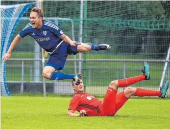  ?? FOTO: KARL-HEINZ BODON ?? Ravensburg­s Thomas Zimmermann wird von Rielasinge­ns Benny Winterhalt­er hart attackiert. Insgesamt blieb das Endspiel um den Markdorf-Cup am Freitagabe­nd jedoch fair.