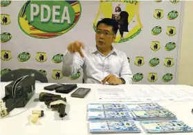  ?? SUNSTAR PHOTO / ARNI ACLAO ?? EVIDENCE. PDEA 7 director Yogi Filemon Ruiz presents to media evidence taken during an operation that led to the killing of suspected drug lord Jesusimo Dequitos of Villagonza­lo II last week.