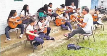  ?? ?? Las clases de música en El Espacio son dirigidas por William Guardado (derecha).