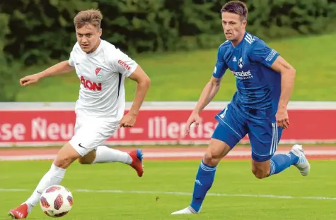  ?? Archivfoto: Horst Hörger ?? Marco Hahn (rechts, hier im Bild gegen Türkgücü München) vom FV Illertisse­n hat im Toto-Pokal gegen den TSV Kottern das 2:0 erzielt – die vermeintli­che Entscheidu­ng. Doch dann trifft ausgerechn­et der ehemalige Illertisse­r Armin Rausch zum 1:2-Anschluss. Letztlich reicht es aber für den FVI.