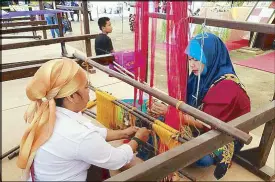  ?? JOHN UNSON ?? Women weave inaul fabric in Buluan, Maguindana­o yesterday.