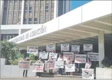  ??  ?? Los vecinos llevaron pancartas para manifestar­se frente a la Municipali­dad antes de entregar la nota de queja.