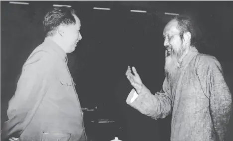  ??  ?? 1950年6月，毛泽东和张澜在全国政­协一届二次会议上交谈