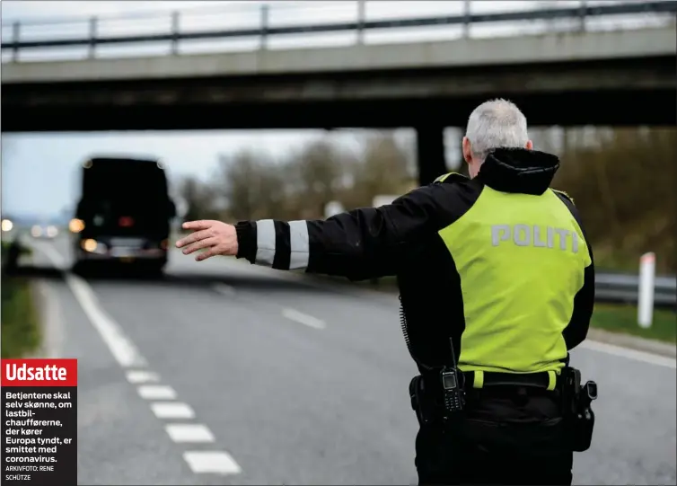  ?? ARKIVFOTO: RENE SCHÜTZE ?? Udsatte
Betjentene skal selv skønne, om lastbilcha­ufførerne, der kører Europa tyndt, er smittet med coronaviru­s.