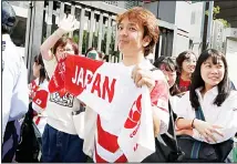  ??  ?? Fans wait for Japan players to leave a team training session in Tokyo, Japan on Oct 15. Japan play South Africa in a Rugby World Cup quarter-final
in Tokyo on Oct 20. (AP)