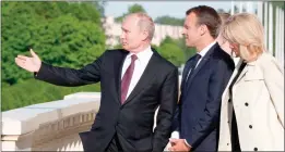  ??  ?? بوتين لدى استقباله ماكرون وزوجته في قصر كونستانتين في ضواحي سانت بطرسبرغ أمس (أ.ف.ب)