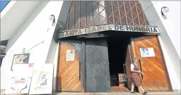  ?? FOTOS: AFP Y AP ?? HOLLIN. Una de las parroquias atacadas, ubicada en la región central de la capital chilena.