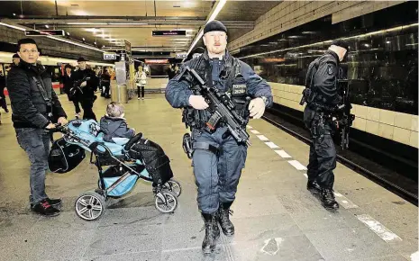  ?? V pražském metru bylo již včera dopoledne možné potkat těžkooděnc­e se zbraněmi.
FOTO MAFRA – PETR TOPIČ ?? Bezpečnost­ní opatření.