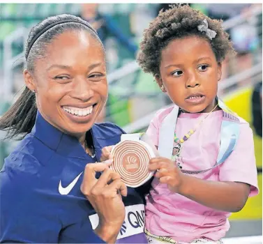  ?? FOTO: CHARLIE RIEDEL/AP ?? Sprinterin Allyson Felix hat bei der WM in Eugene ihrer Tochter Camryn die Bronzemeda­ille um den Hals gehängt. Als sie Schwanger wurde, wollte Sponsor Nike ihr das Geld um 70 Prozent kürzen.