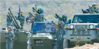  ??  ?? Militares venezolano­s ayer en Caracas, en los preparativ­os para los ejercicios del fin de semana.